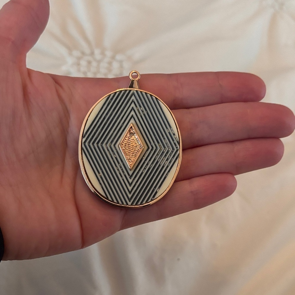Black and Gold Diamond Design Pendant - Picture 3 of 5